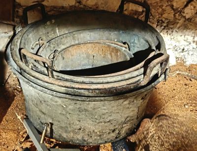 une grande casserole en métal posée sur une cuisinière