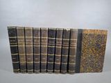 six vieux livres sont alignés sur une table