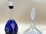 deux vases en verre posés l'un à côté de l'autre sur une table