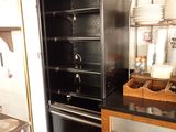 un sol en damier noir et blanc dans une cuisine