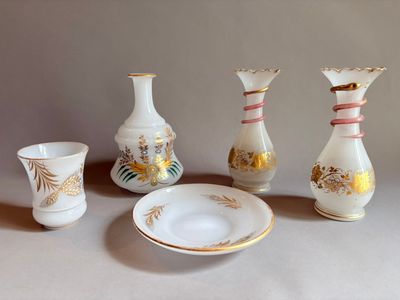 quatre vases et une assiette posés sur une table