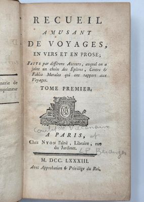 un livre ouvert sur lequel figure l'image d'un train