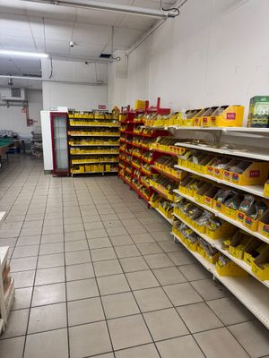 de nombreuses étagères dans le magasin, sur lesquelles sont disposés des produits alimentaires