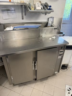 Tour réfrigéré en inox à deux portes battantes, avec saladet…