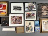 de nombreux tableaux encadrés accrochés au mur au-dessus des toilettes