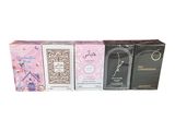 trois boîtes de parfum sont alignées sur une surface blanche