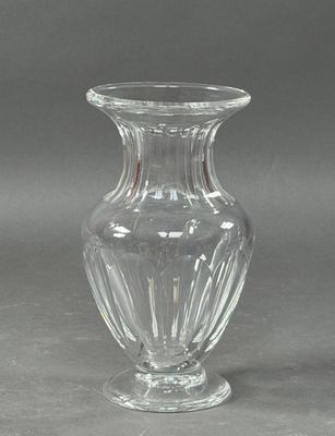 un vase en verre posé sur une table