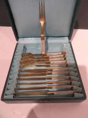un lot de fourchettes et de cuillères dans une boîte