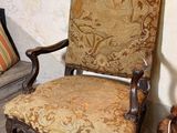 une chaise placée à côté d'une lampe
