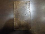 un vieux livre posé sur une table en bois