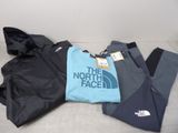 Le pantalon et le sweat à capuche The North Face sont posés par terre