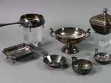 beaucoup d'objets en argent posés sur une table