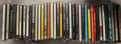 une pile de CD empilés les uns sur les autres