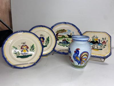 cinq assiettes et un vase posés sur une table