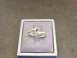 une photo d'une bague dans un écrin posé sur une table