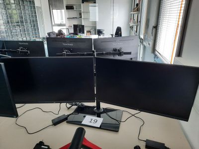 un bureau sur lequel se trouvent deux écrans et un micro
