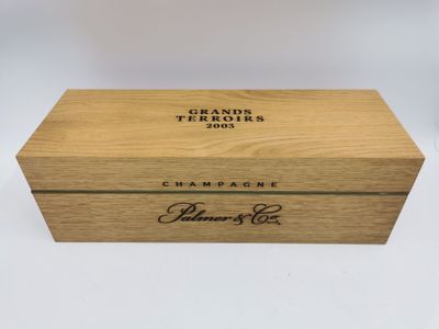 une boîte en bois portant un logo, posée sur une table