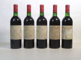 quatre bouteilles de vin sont alignées sur une table