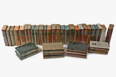 plusieurs livres sont empilés sur une surface blanche
