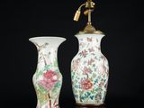 paire de vases chinois ornés de motifs floraux et dotés d'un robinet à monture en laiton