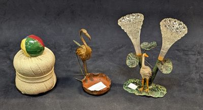 Trois types différents de figurines sont exposés sur un fond noir