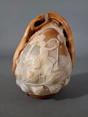 un vase sur lequel figure la photo d'une femme
