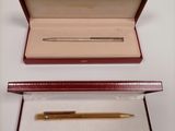 a pen in a box with a pen in it