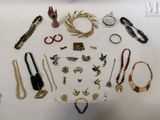 de nombreux types de bijoux sur la table
