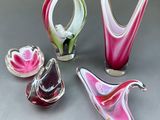 plusieurs vases en verre de différentes couleurs posés sur une table