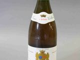 une bouteille de vin posée sur une table