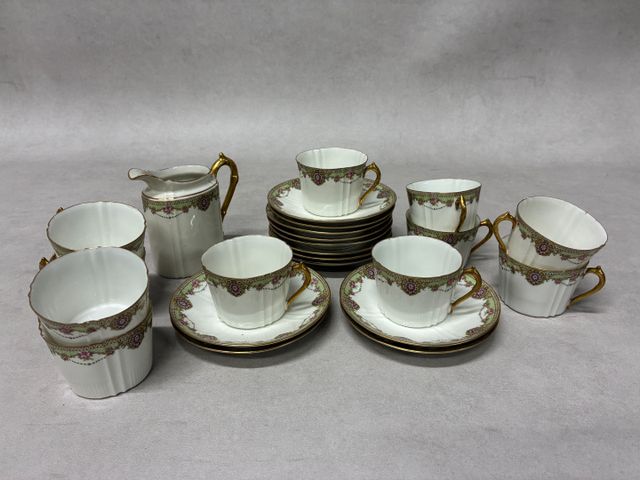 Partie de service à café en porcelaine de Limoges à décor de guir