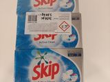 deux boîtes de « Skip Active Clean » sur une surface blanche