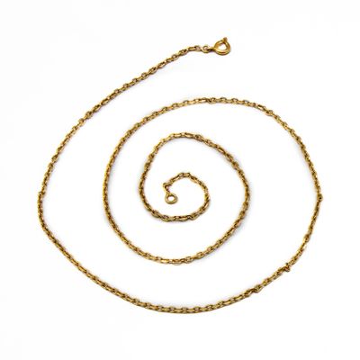 un ensemble composé d'un collier et d'un bracelet plaqués or, sur fond blanc