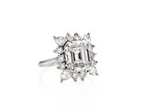 une bague à grappes d'émeraudes et de diamants