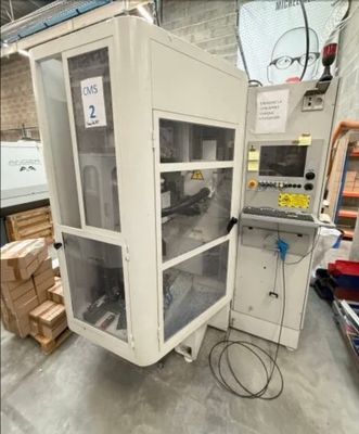 une machine qui se trouve à l'intérieur d'un bâtiment