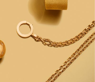 un rouleau de papier toilette à côté d'une chaîne et d'un rouleau de papier toilette
