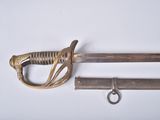 une vieille épée et une clé posées sur une surface blanche