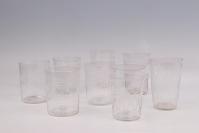 Collection de 8 verres gobelets en cristal et verre gravés d…