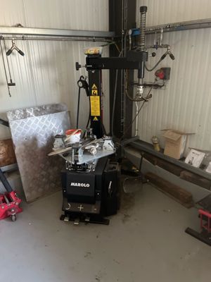 une photo d'un chariot élévateur dans un garage où se trouvent de nombreux cartons