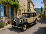 une voiture de collection garée sur le bord de la route
