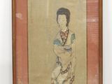 photo encadrée représentant une femme en kimono assise sur une chaise