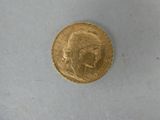 une pièce d'or avec l'image d'une femme dessus