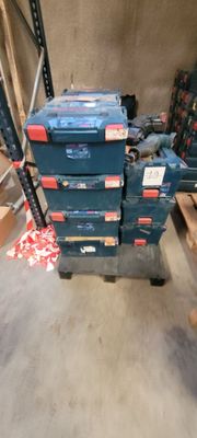 une pile de bagages posée sur un chariot dans un entrepôt
