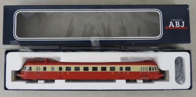 une image représentant un wagon rouge et beige dans une boîte