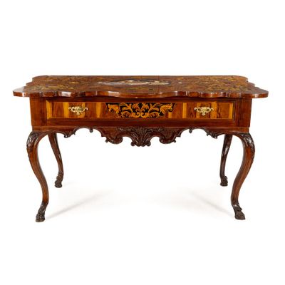 une image d'une table avec un plateau en marbre