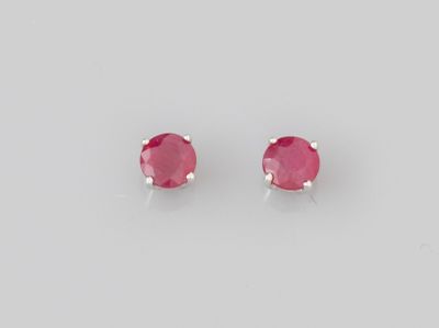 une paire de boucles d'oreilles à clous en saphir rose sur fond blanc