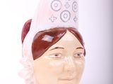 une tête de femme en céramique avec un chapeau