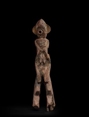 l'image d'une statue de femme avec un chapeau sur la tête
