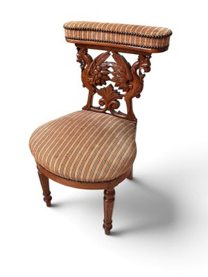 une image représentant une chaise dont l'assise et le dossier sont rayés