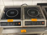deux réchauds posés sur une table dans la cuisine